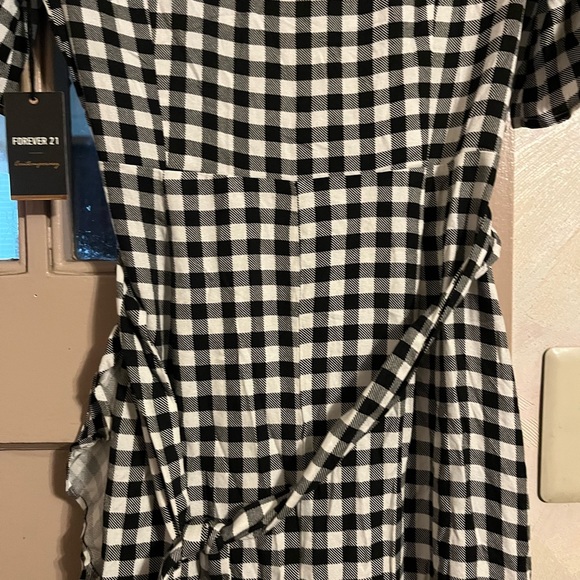 Forever 21 size medium black and white checkered wrap dress. - Picture 4 of 5